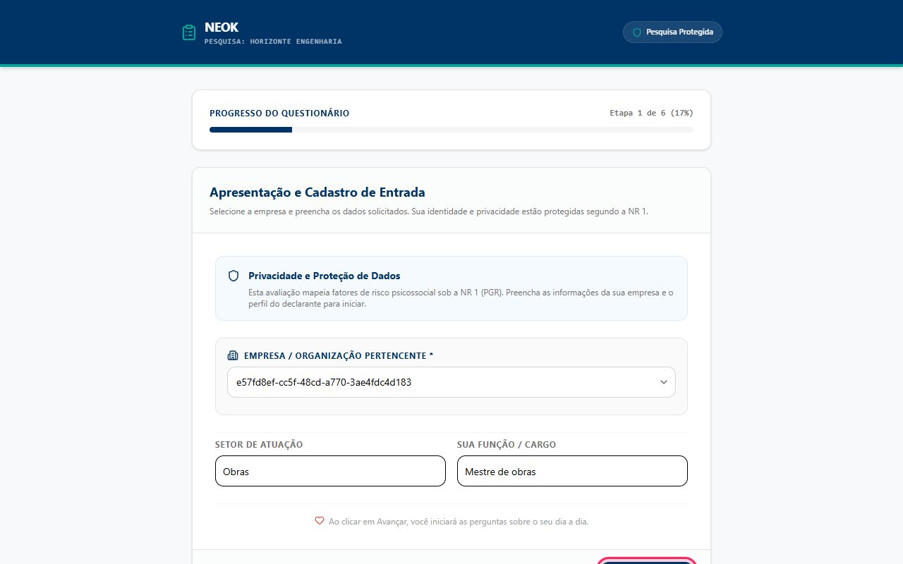 Primeira etapa da pesquisa: Pesquisa aberta pelo link da Horizonte Engenharia, sem login: cabeçalho NEOK, Pesquisa: Horizonte Engenharia, selo Pesquisa Protegida, Progresso do Questionário Etapa 1 de 6. Caixa Privacidade e Proteção de Dados, Empresa / Organização Pertencente * já escolhida pelo link e os campos SETOR DE ATUAÇÃO (Obras) e SUA FUNÇÃO / CARGO (Mestre de obras) preenchidos. Os campos de declarante configurados na empresa (Turno / Jornada, Tempo de Empresa) NÃO aparecem: o endpoint público não os envia. Botões VOLTAR (desabilitado) e PRÓXIMO.